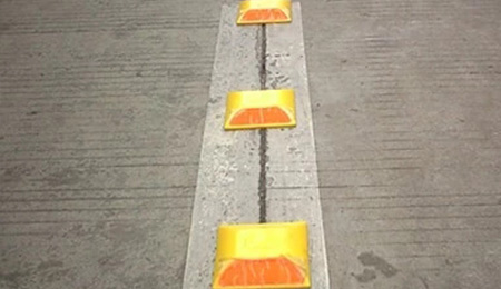 solar cat eye raod stud on road
