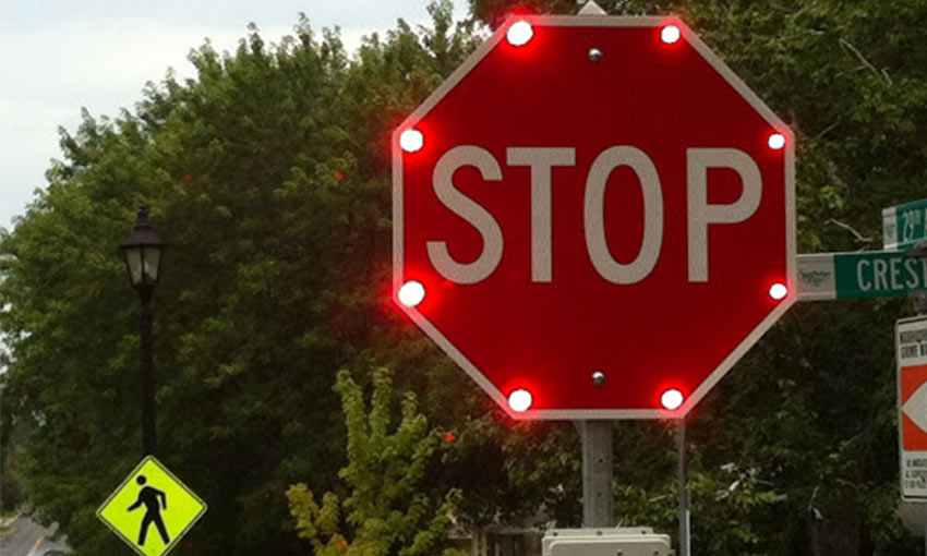 Flashing Solar Powered LED Stop Signs in US