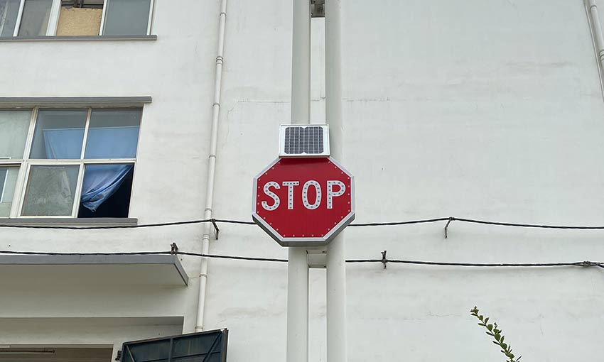 Flashing Solar Powered LED Stop Signs in US