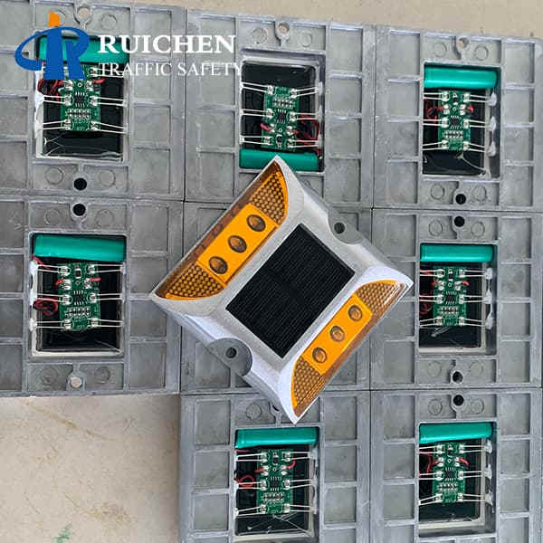 Led solar road stud with anchors